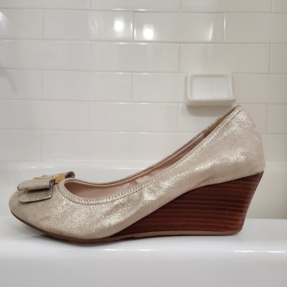 Cole Haan Tali Grand.OS Bow Wedge, Color: Cream/Gold, Size: 8 - Picture 5 of 11